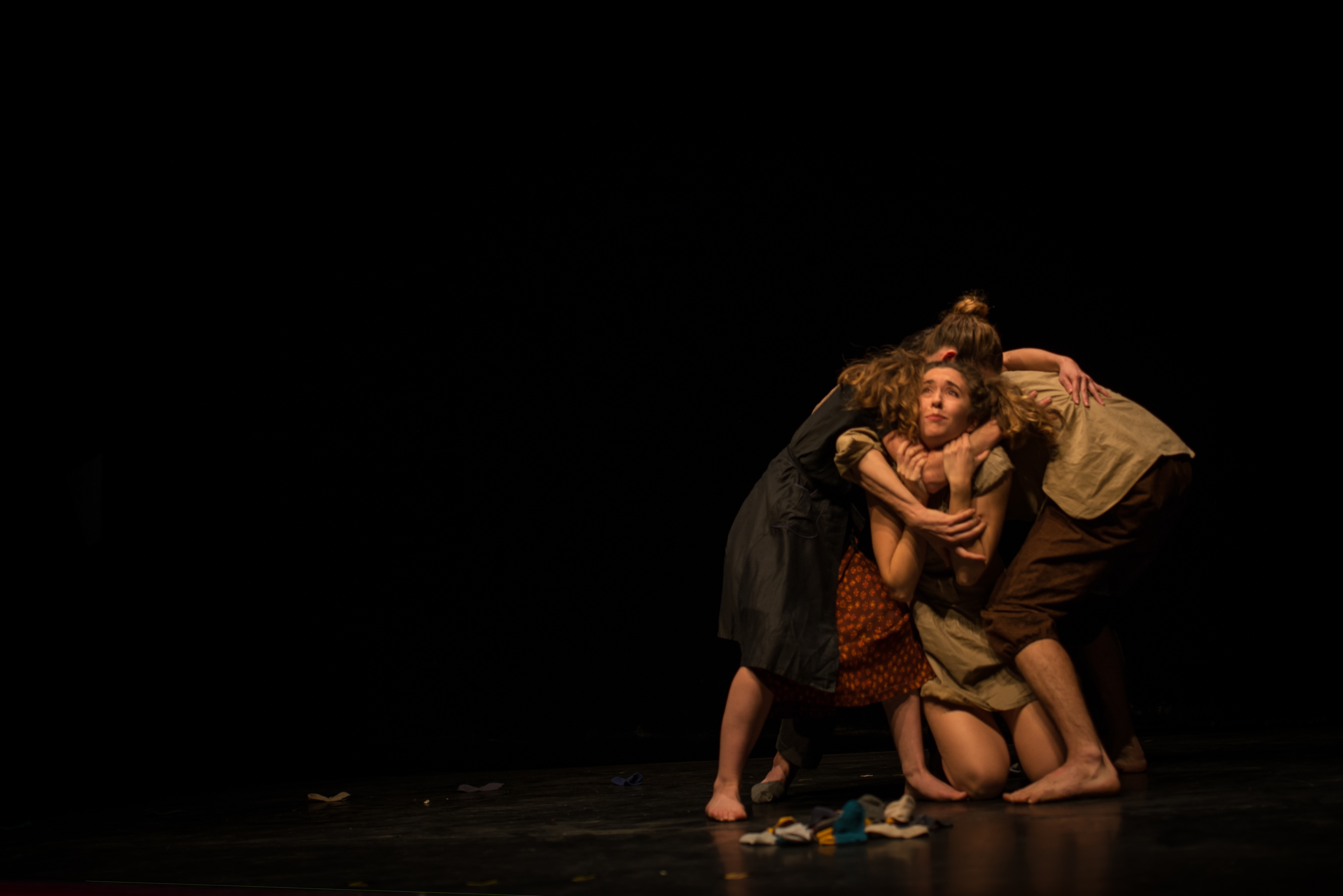 Performers tightly embrace Giorgia