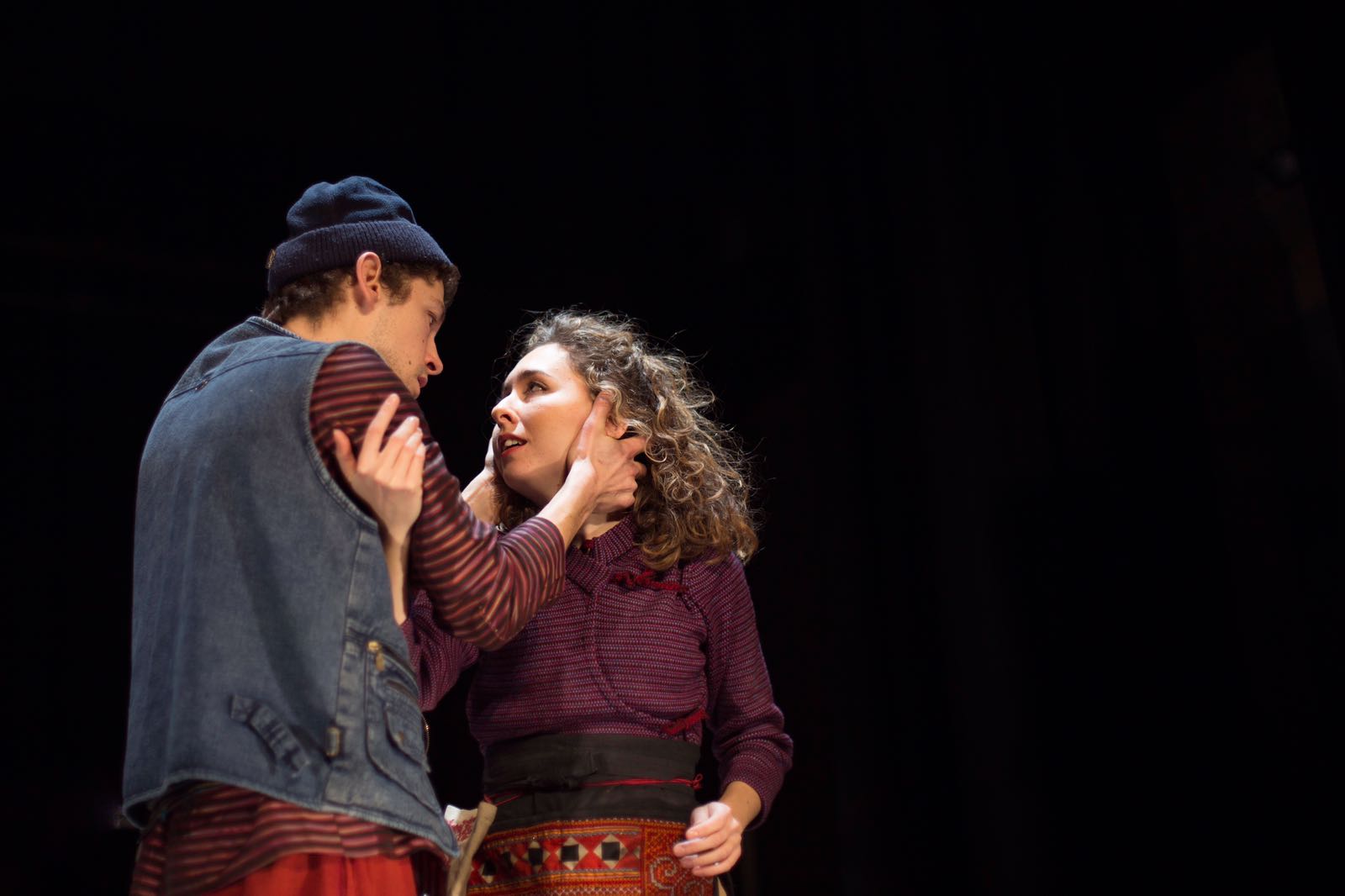 Giorgia embracing performer