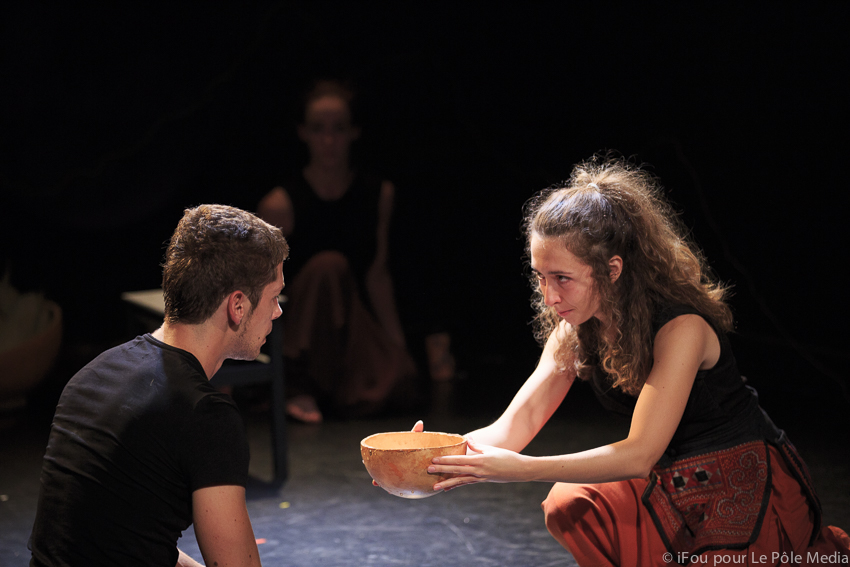 Giorgia offering wooden bowl to performer