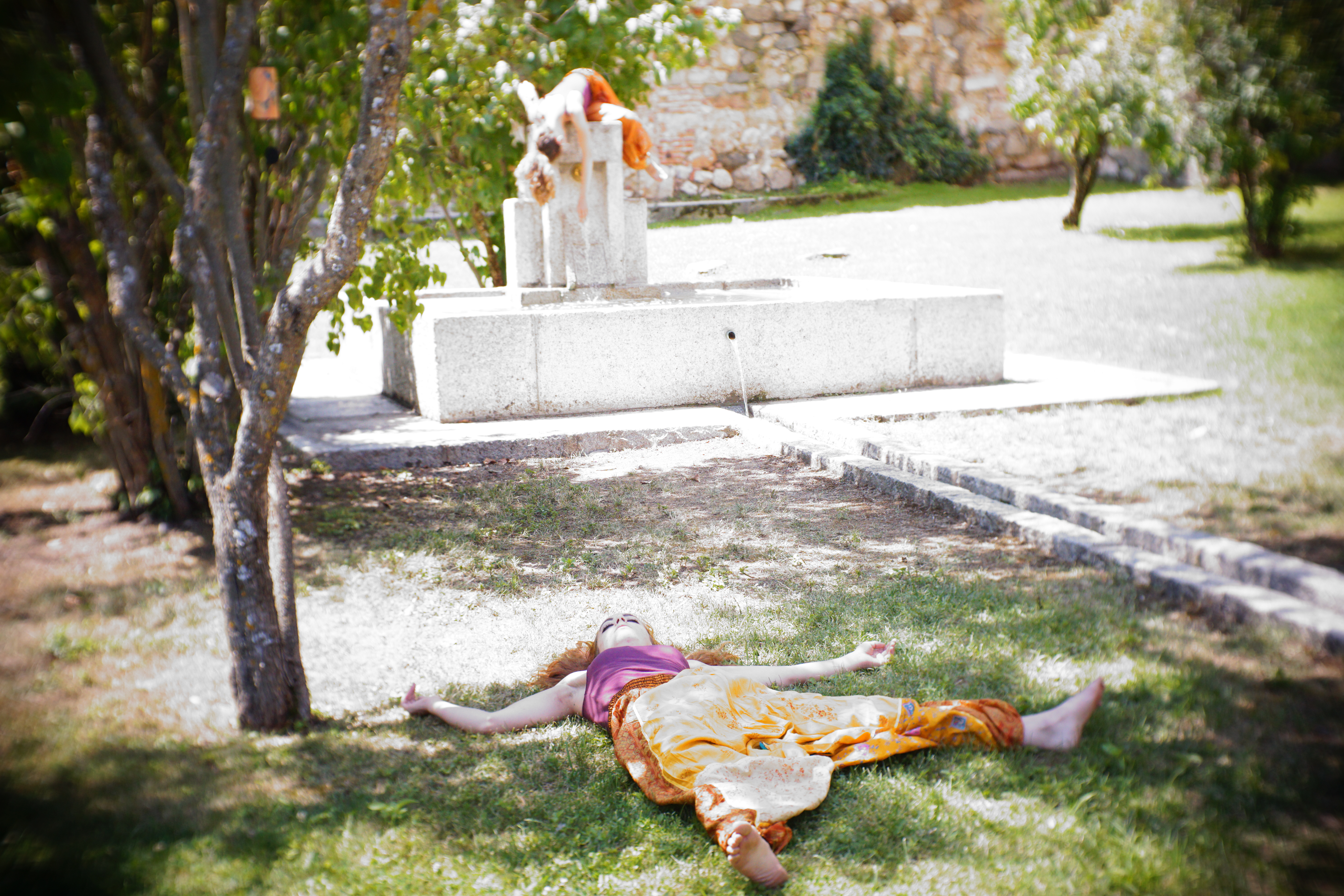 Giorgia collapsed on top of water fountain, peformer collapsed on floor